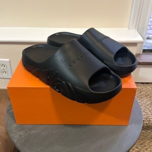 YOUNGLA SANDAL SIZE 13 NEVER WORN